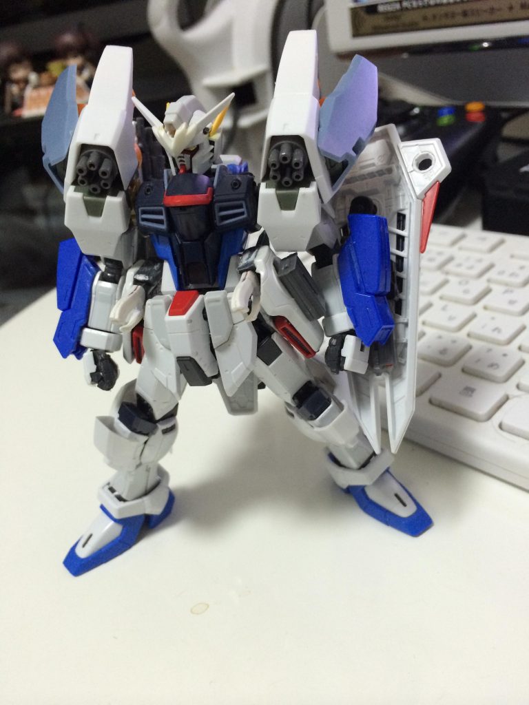 基本的に棒立ちがお気に入り。腰のナイフはGFFクロスボーンガンダムのヒートダガー。