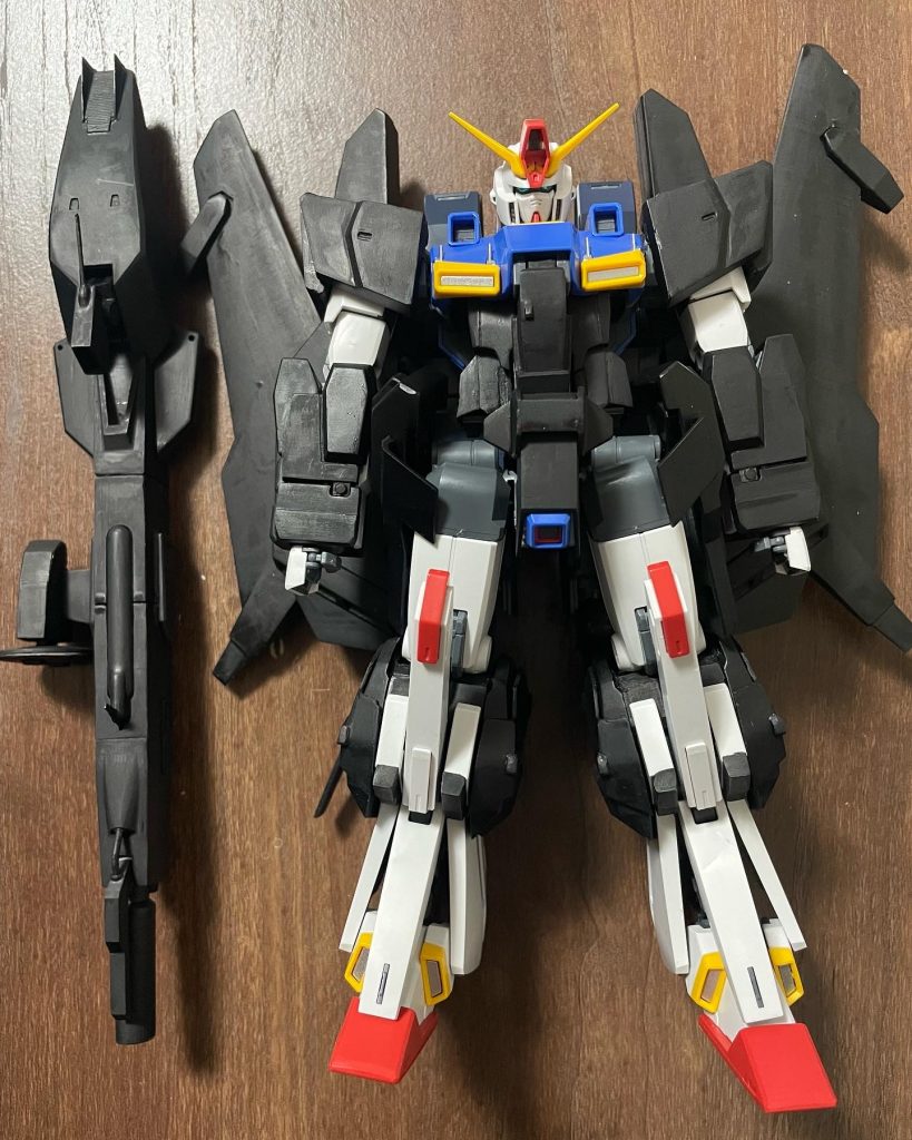 新造パーツにブラックサフを吹いた状態で仮組み。実はこの後、ウイングにスジボリをしようとしたら材質が硬すぎ、更に積層の段々にタガネが引っ掛かり断念、、、スジボリ付きのウィングをモデリングして、作り直してます。