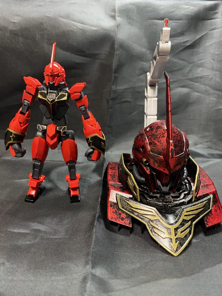 シナンジュヘッドディスプレイベースと。アルス系の胴体にコアガンダム系の足なので長さが足りなくて胴長になっています。