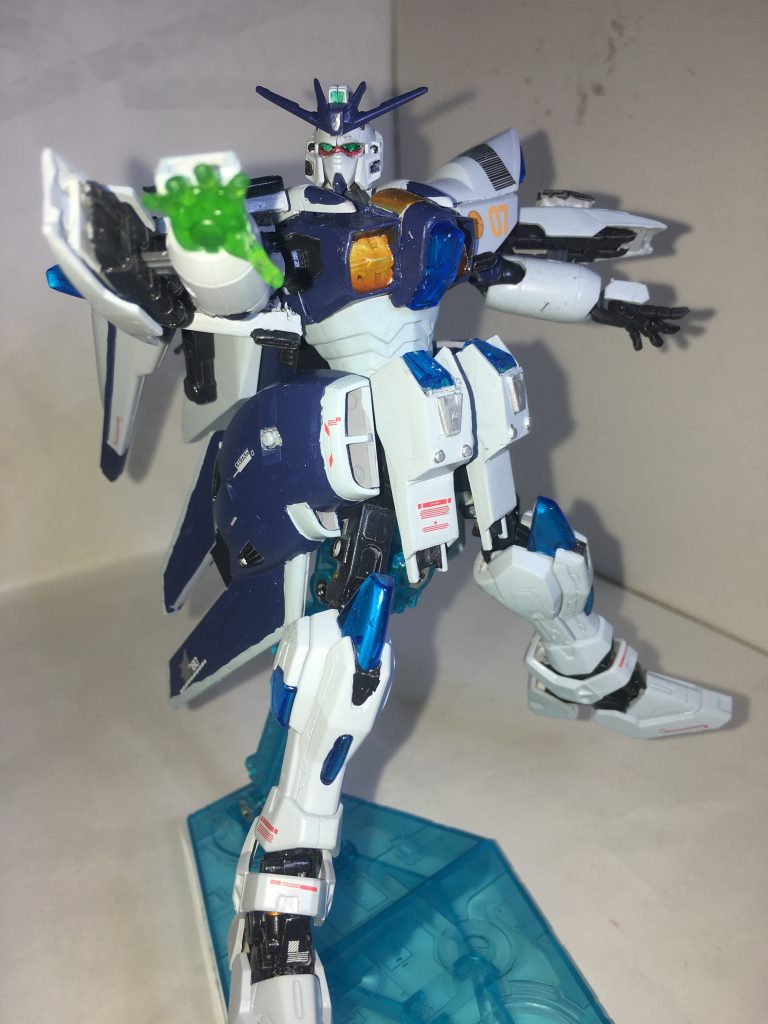 手甲部にシャイニングガンダムの部品を組み込むことでシャイニングフィンガーを使用することができる。