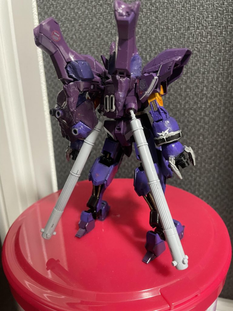 背面スラスター…でいいのかな?真ん中のやーつはデスサイズヘルカスタムの腕を採用(昔のキットだからカスタム)ローゼン・ズールがサイコジャマーを内蔵していた左右のやーつ(名称が分からん)はインフィニットジャスティスの脚を採用タンクはビルダーパーツのMSタンク01を使用