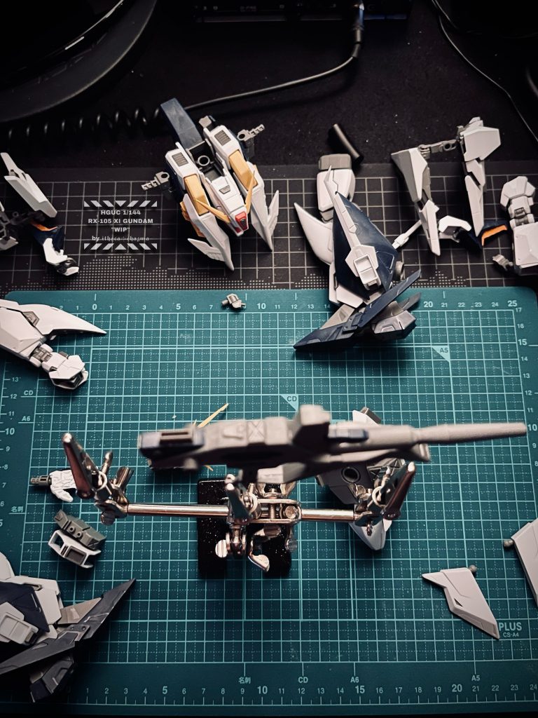 合わせ目処理後。デティールとそのカラーリングをどうするかを思案。どのようなカラーを調色するか…吹くのか…塗るのか…完成後のイメージを膨らませます。