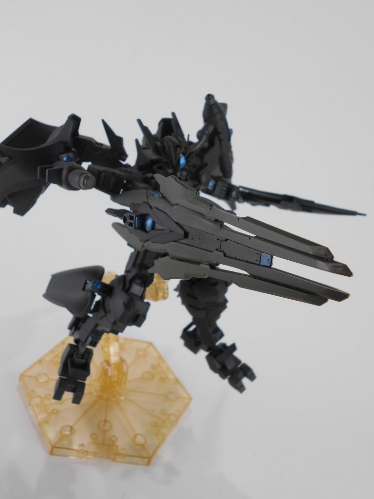 カレトヴルッフフェーダー改・「レクセン」。カレトヴルッフフェーダーを剣、銃、盾として使用するために本体からグリップを無くして全体が武器として使えるようにしました。一応「ハミト」以外にも腕にも装着しているため、「ハミト」が無くなっても剣として継戦できます。「レクセン」は英語で「隠遁」のアナグラムです。