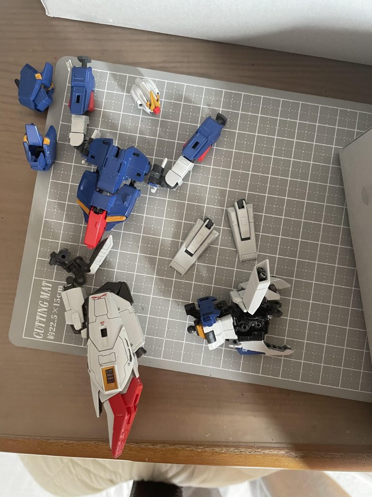 脚のMSジョイントが破損して呆然の図。その後腕を留めている部品も破損。