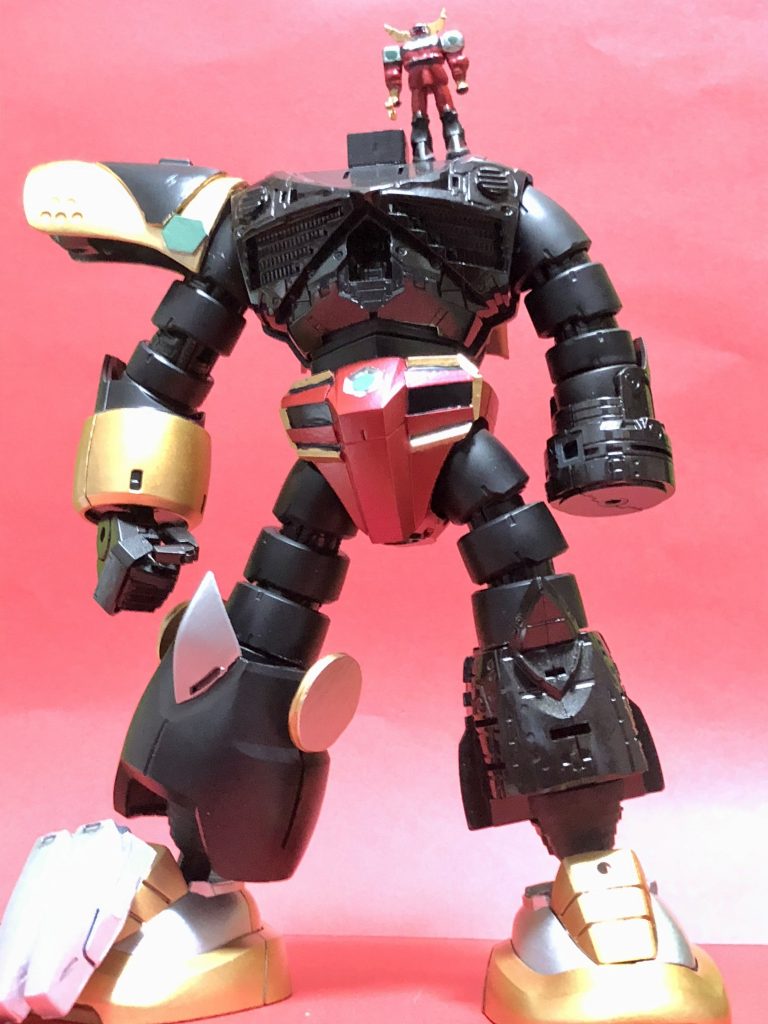 円柱の四肢という共通点から着想を得て作ってみましたHGでも良いかなと思いつつ、やっぱりデカくて動くのを作ろうとなり、MGで作りました