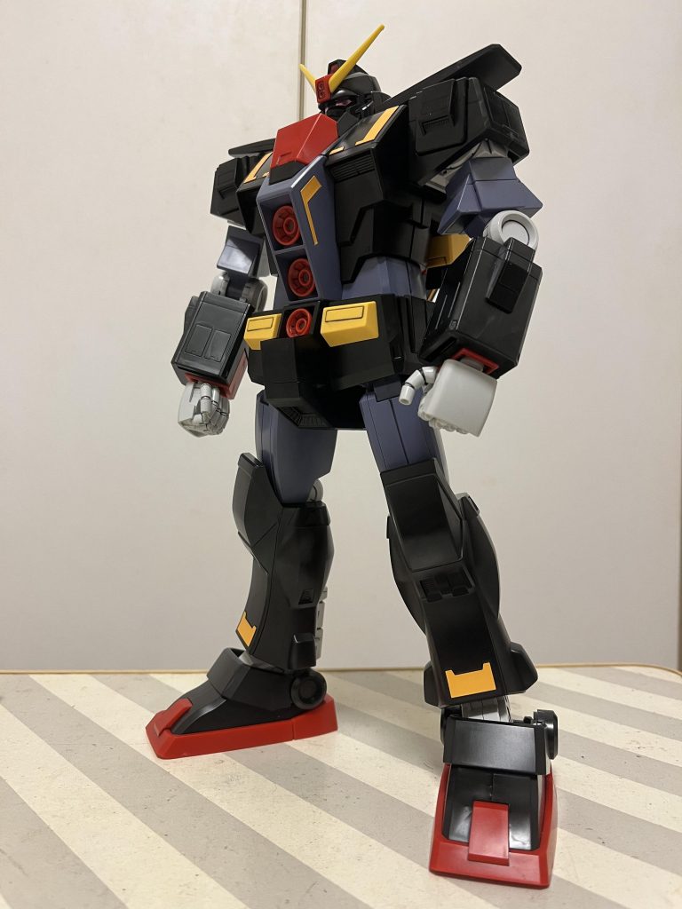 ホントに組んだだけ。シールもほとんどそのまんま貼りました。墨入れだけはしましたが、まあ黒い機体なので、黒部分はサボって、その他の色のところだけ。