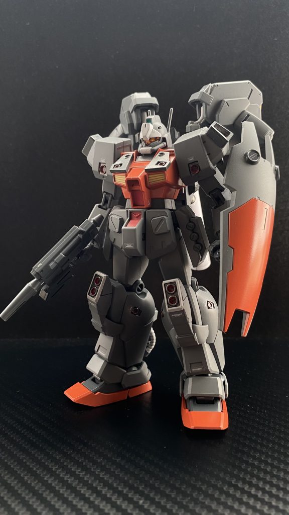 RGM-79N[BC] ジム･バーニアンカスタム　MS訓練校の教官となった、コウ･ウラキの専用(！？)MS。訓練校に配備されていたジムカスタムを、コウと同時に着任したキース、モーラらが改修したものである。ベースこそジムカスタムだが、ジェネレーター、バックパックなどは、ジムIIIのものが使用され、高い出力、全身各部のアポジモーターにより、高い機動性能を誇る。その機体構成、機体性能は、「あの」ガンダムを彷彿とさせる。