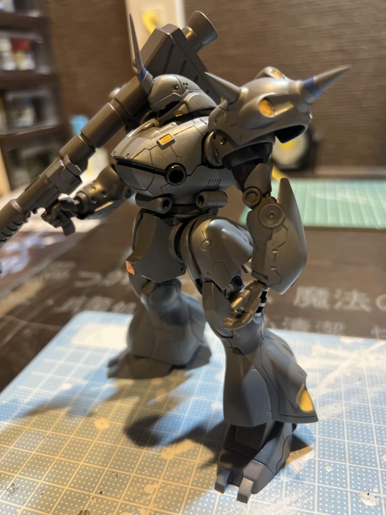 サフ状態。 筋彫りがハッキリ見えててサフのままでもいいんじゃないかと思ってしまう😁