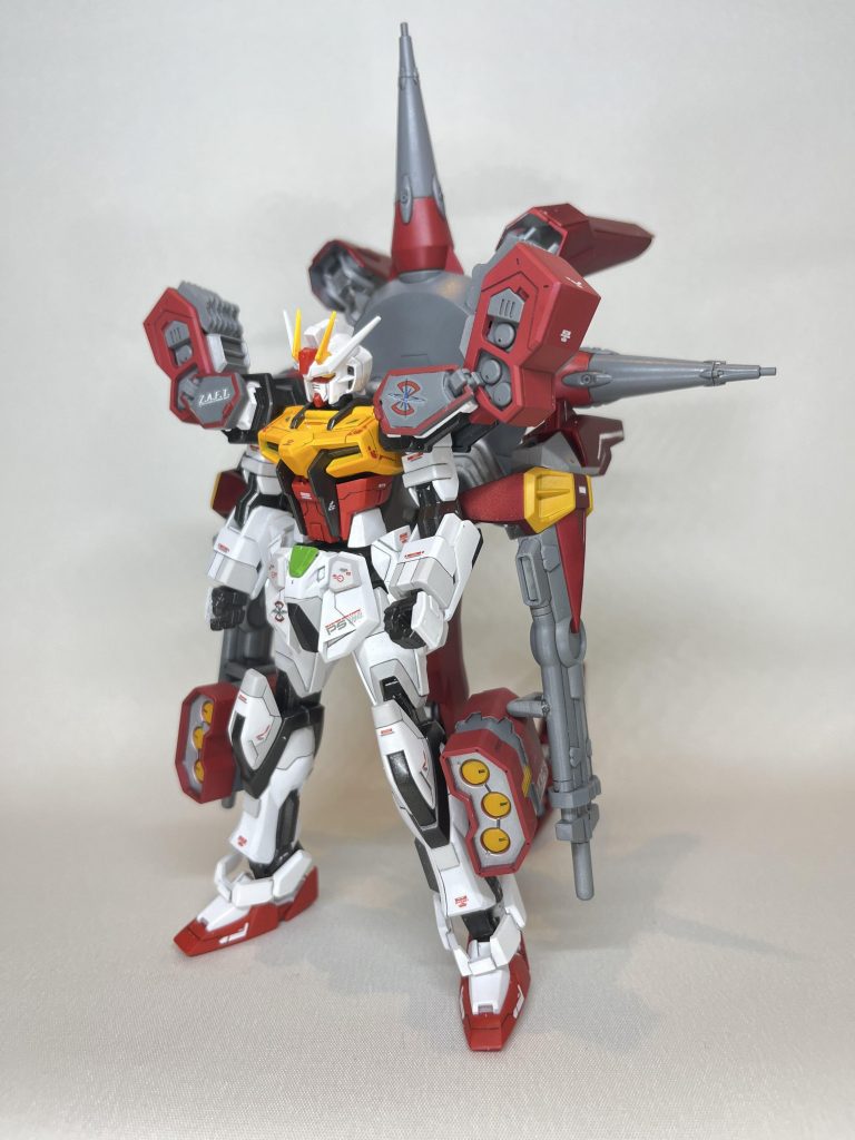 火→火器という安直な連想で遠距離戦特化の火器モリモリにしました！ミゲルが奪取したストライク用の設定なので、ザフトのデカールを貼ってます。