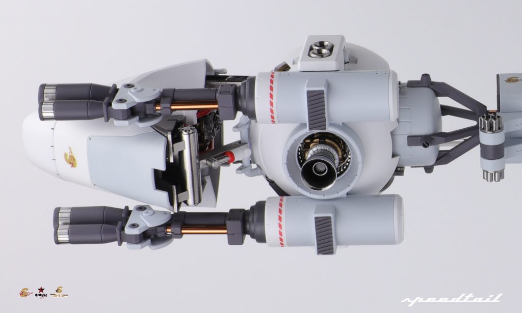 プラ板からスクラッチしたディテールで情報量を上げ、フロントフードの接合部と強度確保にも使っています。