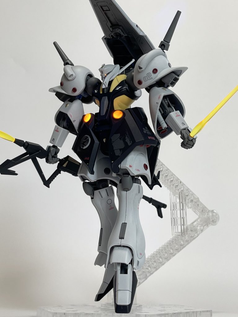 サーベルとフェダーの変則二刀流。腰部レンズピッカピカに発光してますね