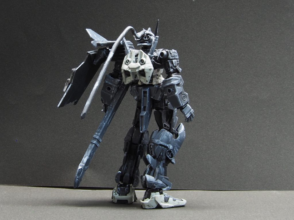 機体後面の写真となります。後頭部から伸びているのは、ステレオタイプな侍に特有の「後ろにまとめた長髪」を表現したものになります。リアルロボット的設定は未定です。