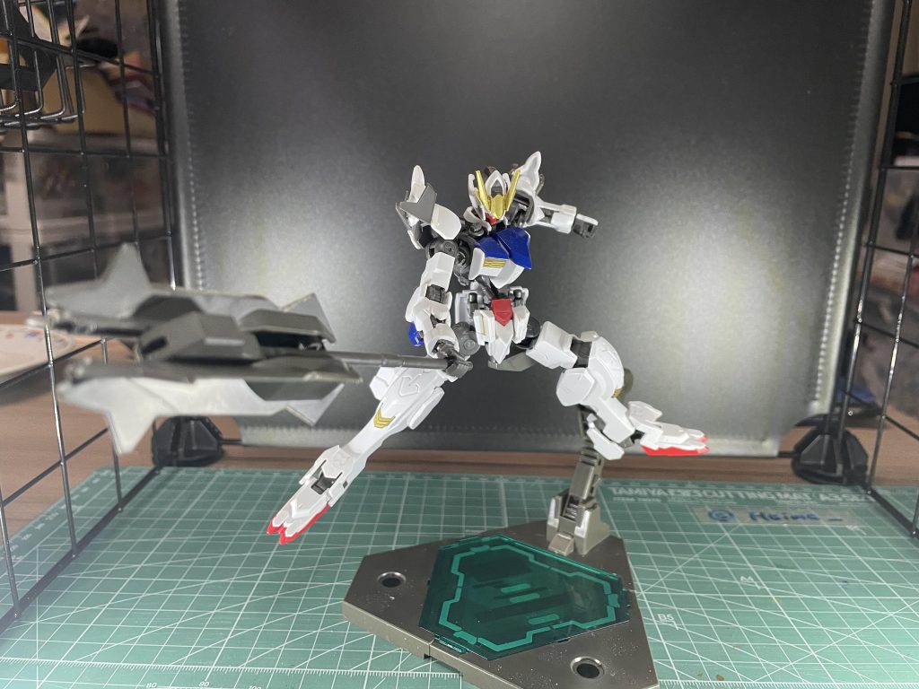 宵牙を振るう様子。カッコ良すぎんか!?余談ですがボンドはここで使ってます。私は関節の強化にボンドを使っており今回は胸部ジョイントのボール部分ボンドをつけポージングの補強をしてます。せっかくなら補助なく持たせたいじゃないですか。 ボンドは良くも悪くも簡単に取れるのでおすすめです!