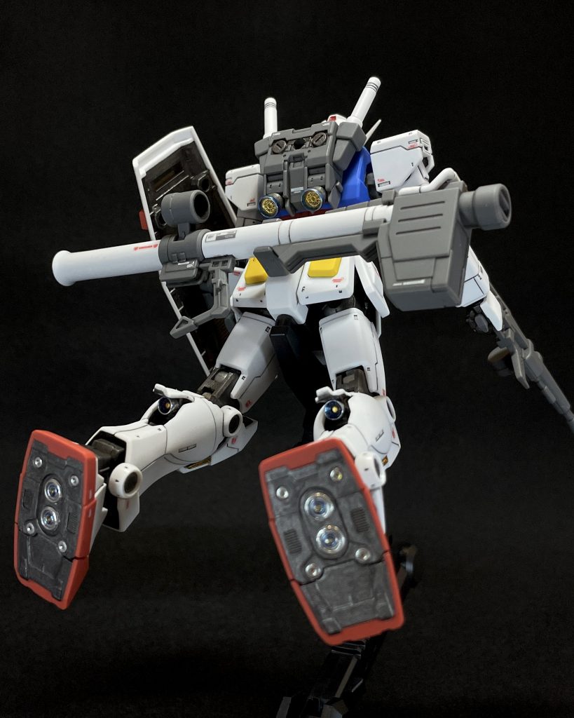 その他、見辛いですがバーニアノズルの薄肉化(ランドセル部のバーニアには、ビルダーズパーツのバーニアセットから一部切り出してディティールアップしてます)あとバズーカの砲身も合わせ目消しを実施。