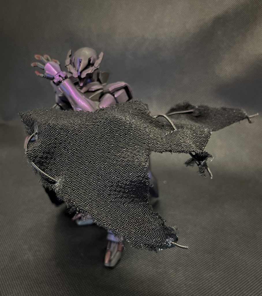 対ビームマントビーム兵器を拡散させ無効化する防御兵装。ビーム兵器以外には無力だが、その分軽量で取り回しが良く格闘戦で邪魔になりにくい