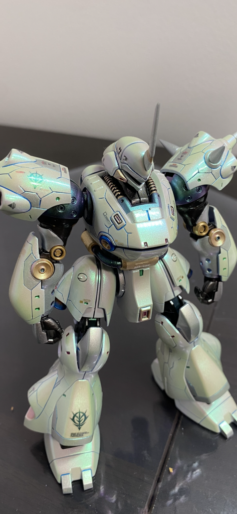 クビを伸ばして、筋彫りを沢山入れて墨入れは、エナメルのクリアブルーでやりました。デカールの上から偏光塗料を吹くと見えにくくなる事がわかりました。