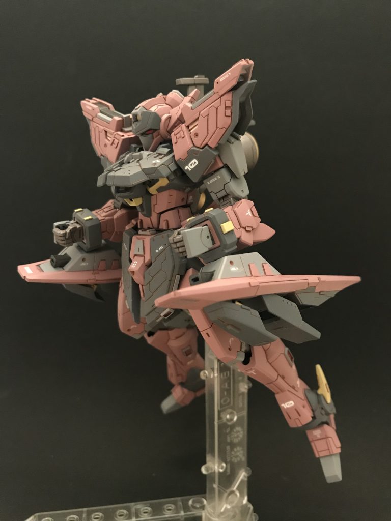 飛行ポーズです。ちょっとシュールですね笑 なんとなくノズルの向き的に大気圏内でも飛べそうです。今回塗装はエピオン風にしました。色の配置はけっこう忠実ですが、色自体はかなり自己流です。また黒とピンクかい、と自分で思いますが、一応新しく作った小豆色を使いました。実は2回溶剤風呂をしました。最近そのパターンがなぜか多いです。事前に塗り絵でテストしてるのに何故なのか……。