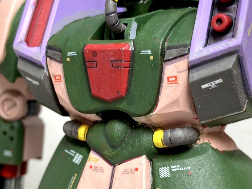 今回初めてこのキットを作って気づいたのですが、胸部が複雑な多面体で構成されるデザインでした。ガンダムMK-Ⅱの胸部デザイン(設定画通りに再現しているのは1/100 旧キットだけですが)にも通ずる意匠で、ガルスJのことが好きになりました。