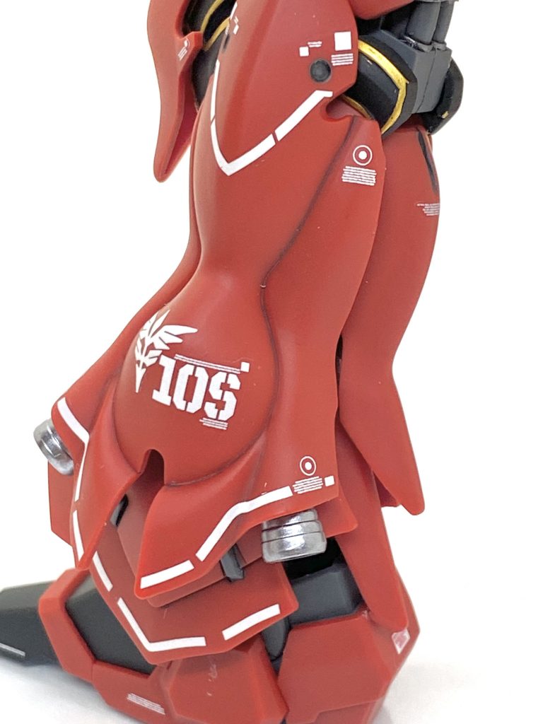 ラインデカールは段差のある部分に貼るのは大変難しく、いつもは使わないマークソフターも使い、密着させました。