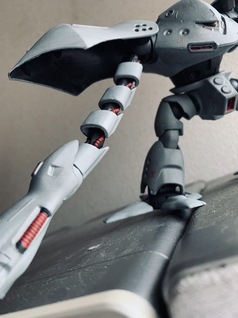 上腕部の内部フレームと前腕にチューブ状のディテールがあったのでそこを赤く塗っいるのがチャームポイント。ただABSにラッカー塗料を筆塗りしているので今後破損が心配。