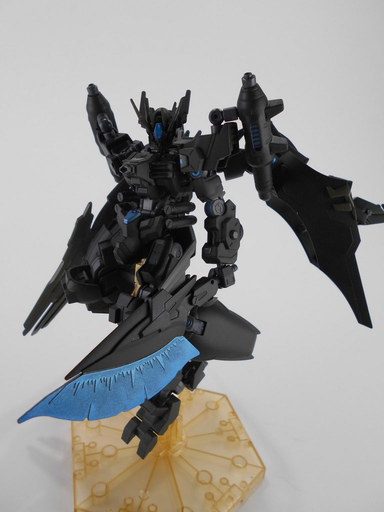 ビームアックスガン・「バコート」。リヴランスヘブンのビームランスの持ち手を短くし、状況を選ばずに使用できるようにしました。原点の武器と同じく、アックスモードとビームガンモードで使い分けが出来ます。「バコート」は英語で「隠密」のアナグラムです。