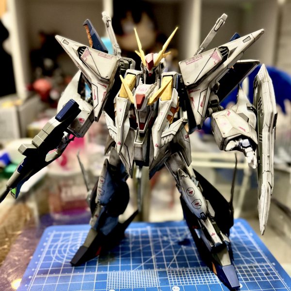 Ξガンダムをグラデーション風ウェザリングにしてみました。公式のデカールが全く手に入らないのでとりあえずコーションデカールだけ貼って待ち続けています。。いつ手に入るのやら。。天気悪い日が続いててトップコートも吹けない日々です。。