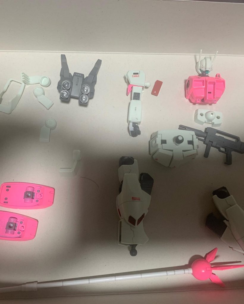 付属のシールやデカールを貼り終わってトップコート待ち