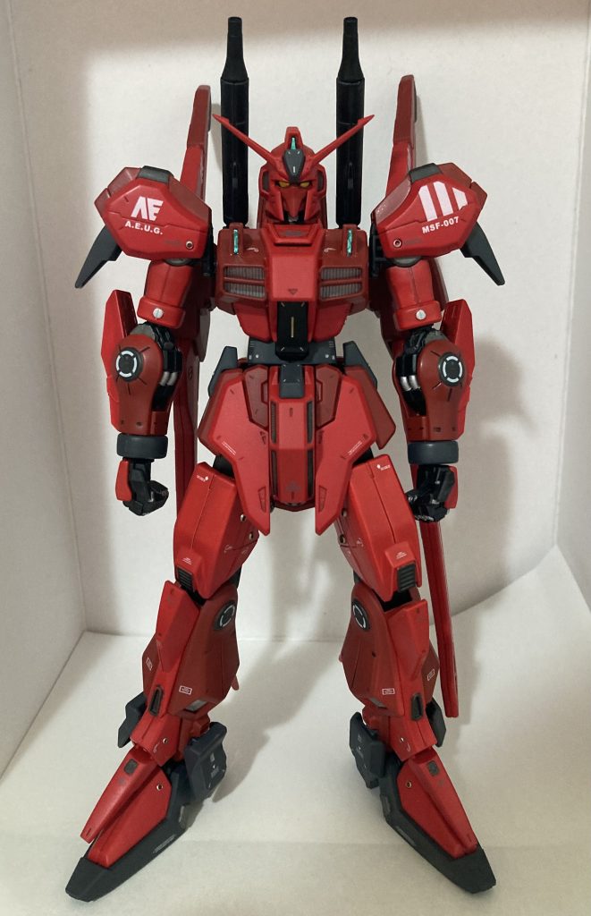 デカールを貼るのが好きなので、今回も悪癖が発動して結構貼ってます。