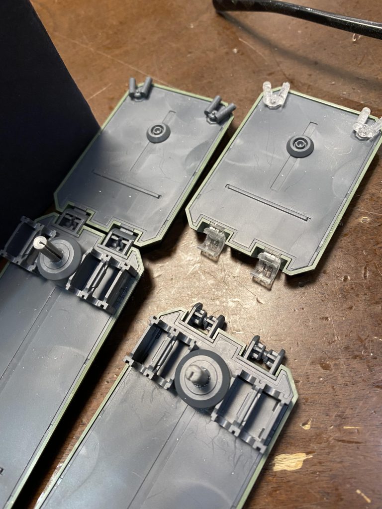 バインダーパーツセンターでも欠品中のパーツはUVレジンで複製しました。コレもお初の作業でした。