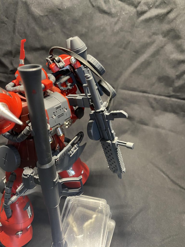 サブマシンガンをパトリオット風に改良、ザクバズーカを背部にクランプを作製。