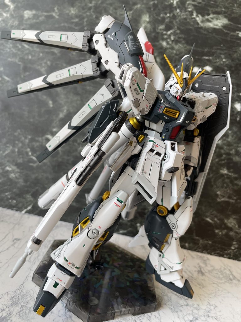 白いパーツ、実は成形色なんです。