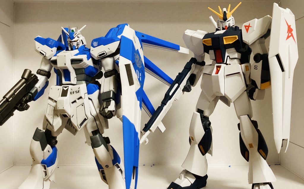 EGνガンダムと並べて。設定通り随分全高が違います。