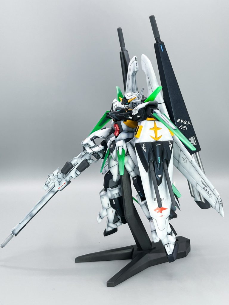 武装についてCファンネルはそのまま活かし、あとは余り物のRGウィングのバスターライフルに、連邦軍仕様にしたHGカラミティのシールド。王道の主人公機らしさを出したかったので、あまりゴテゴテした武装にならないようシンプルにまとめました。
