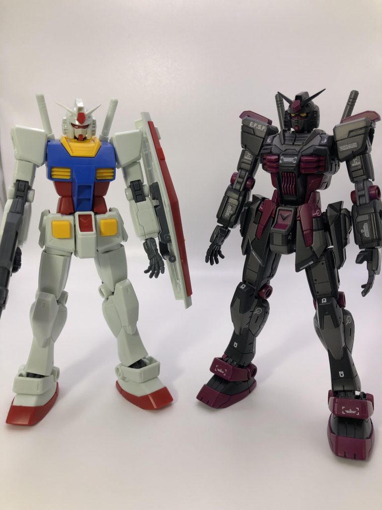 以前、息子が比較にと組んでくれた素組みのガンダムと。