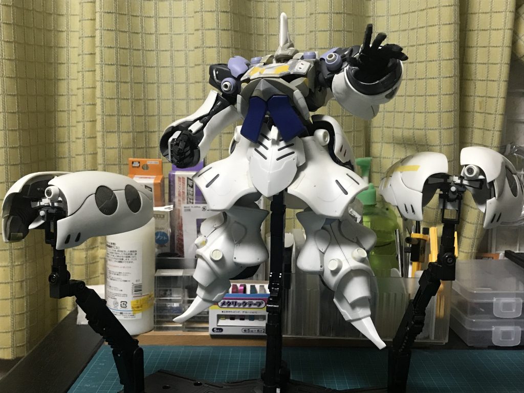 コチラは制作中の写真両肩部のバインダーが独立してマザーファンネルになるって考えてたんですけど、塗装ハゲが怖くて塗装後はこの形態にできてません💦ちなみに肩部にある小型ジェネレーターがバインダー側に付いてくるので、この状態ではメガ粒子砲が撃てないという欠陥があります。