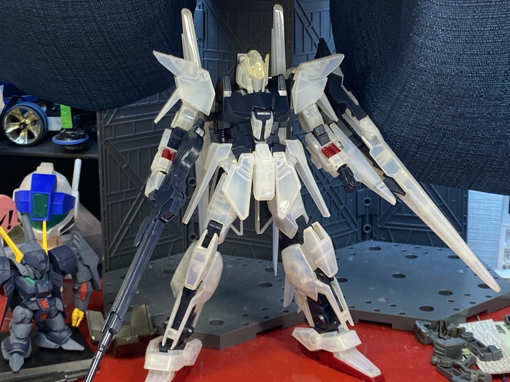 まず最初にやったのが、シールドマウントを自作して持ち方を変えること。デフォの接続がカッコ悪くて、シールドの大きさも相まってシルエットをやたらダサくしているのが嫌だったので。これだけで、凄く良くなりました。