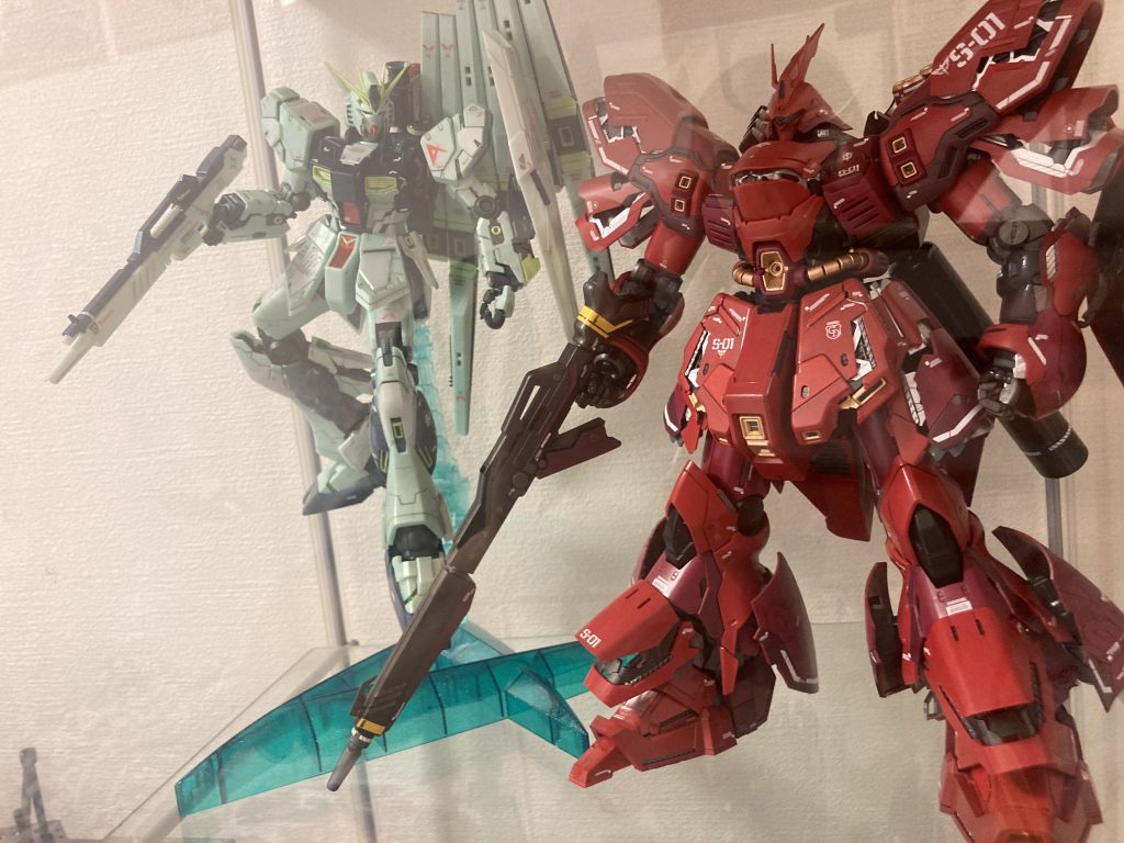 以前製作したνガンダムとこんな感じで並べています。パーツもとても多く、自分史上最も大変でしたが納得のいく作品になりました。
