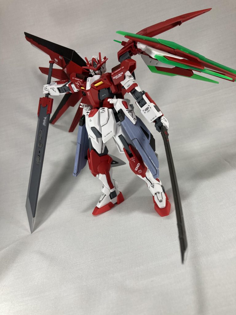 こういう左右非対称なのに対称に近い感じのシルエットも好みでした、二刀流だったり片方が大剣なのは趣味とモンハンの影響です