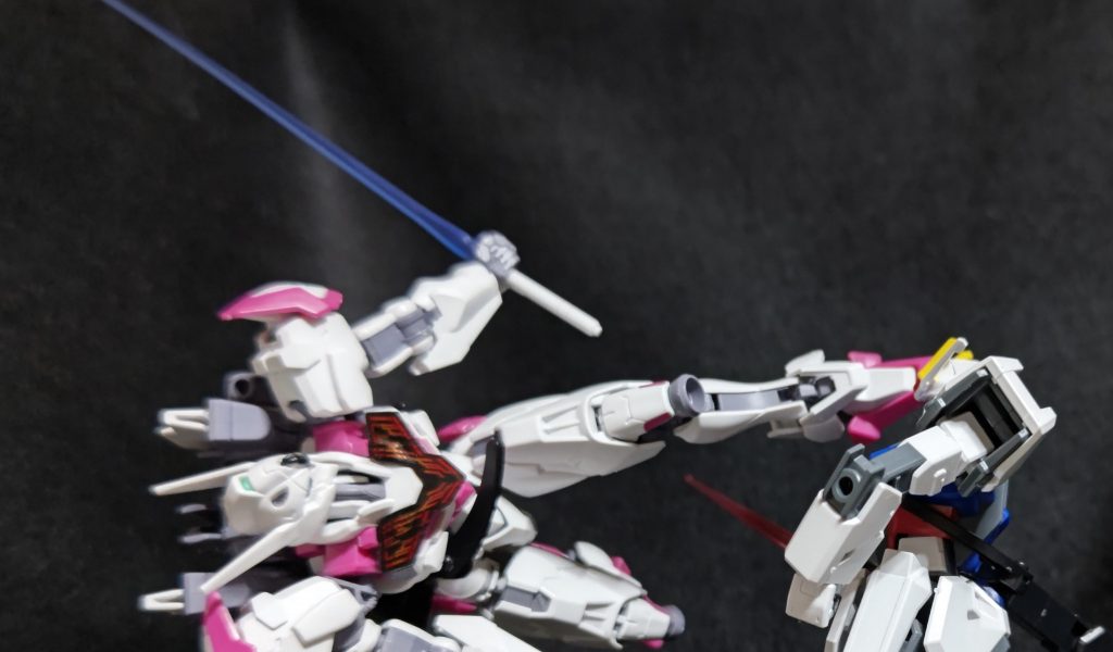 射撃戦は明確に不利。俺は盾で機体のバイタルエリアを護りながら真っ直ぐに突撃した。ルブリスは俺の意図に応じるようにビーム・サーベルを抜く。数度切り結ぶんだ所で白兵戦の技量で負けている事に気付くが射撃戦よりはまだ勝ち目がある。切り結んだ回数が5回に達した時、敵のビームサーベルを目で追っていた俺をルブリスが蹴り飛ばした。どうやらビームサーベルで視線誘導をしていたらしい。メインカメラが損傷しモニターに激しいノイズが走る。