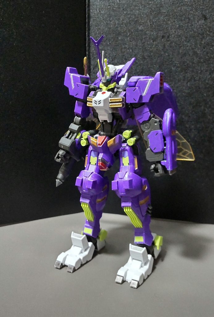 本体の色はガンダムパープルを使用しています。なんかエヴァ初号機みたいに見えちゃいますね。