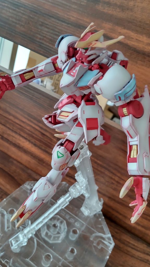 フレームも赤くしてみました。差し色にゴールドを。ガンダムのトリコロール色は、フレームの赤を強調したかったのであえて淡い色にしてみました。