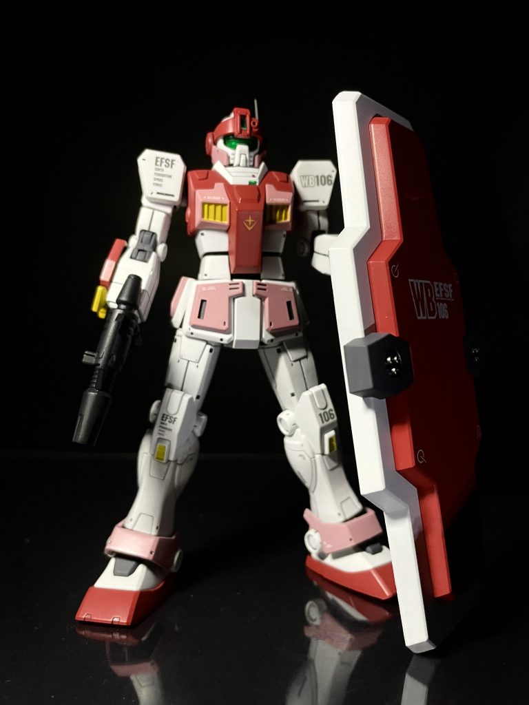 正面ショット。オリジンHGは出来がいいですね。塗り分け、可動とも十分ですが、片膝断ちするにはフロントアーマーが邪魔な感じ。後、本機の目玉であるシールドは床に立てる前提か、重さもあり腕だけで保持するには厳しいようで。機体番号はコアブースターセイラ機が006なので、MSならWB106かなってことで。