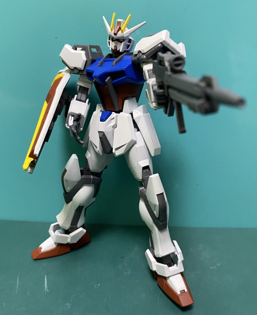 パーツ分けは本当に良くて、張り合わせが気にならない。どちらかと言うとプラ成型のスジが気になるところが何点かあったのでそこを削り綺麗に仕上げればok。足首のパーツの中抜きの穴埋め、足首カバーの肩持ち、ビームライフルの先端加工。いつものスカートと穴埋め、首パーツの穴埋めと、いつもの加工が出来れば、あとは一気に組み上げ出来る。