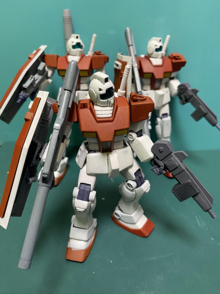 キットのままだと腰回りと膝辺りが少し寂しいのでプラ板でアクセントをつけてみました。ビルダーズパーツとプラ板だけでもGMならイメージが変わります。スプレーガンも悪くないけどやっぱりビームライフルということで...