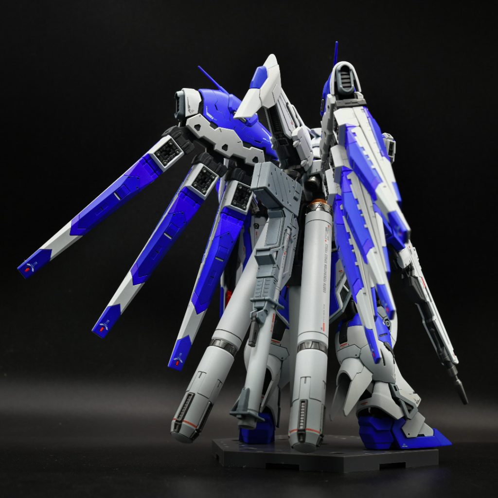 設定色では踵がホワイトですが、好みじゃないので変更。シルバーランナーのパーツも、配置によってスターブライトアイアンとグレーで配色を変更しています。