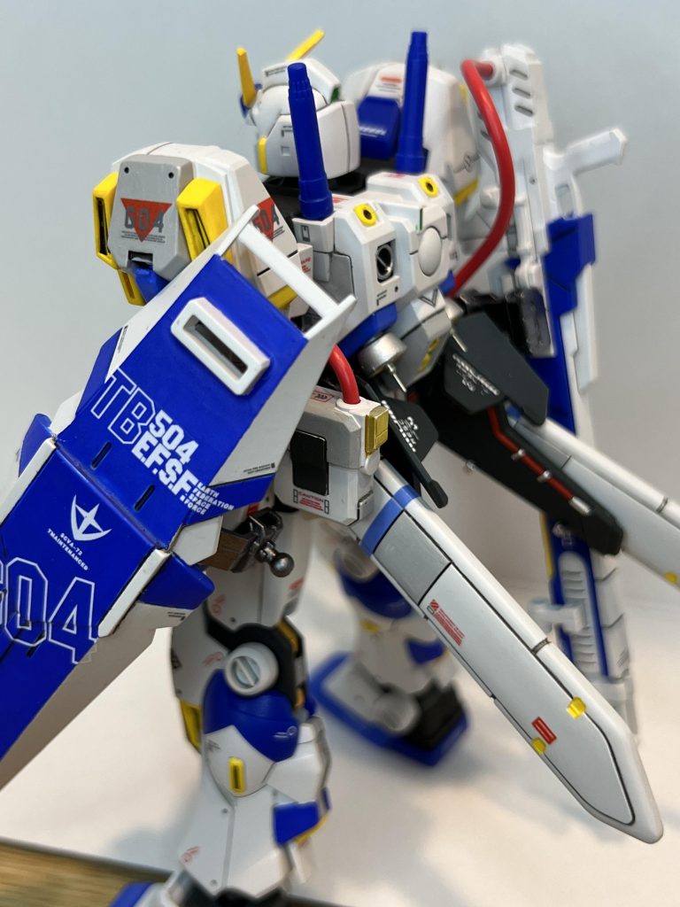 シールド塗装、筆塗りにしてはムラ少なめに出来ました。4号機はこの後ろ姿が好きです^ ^