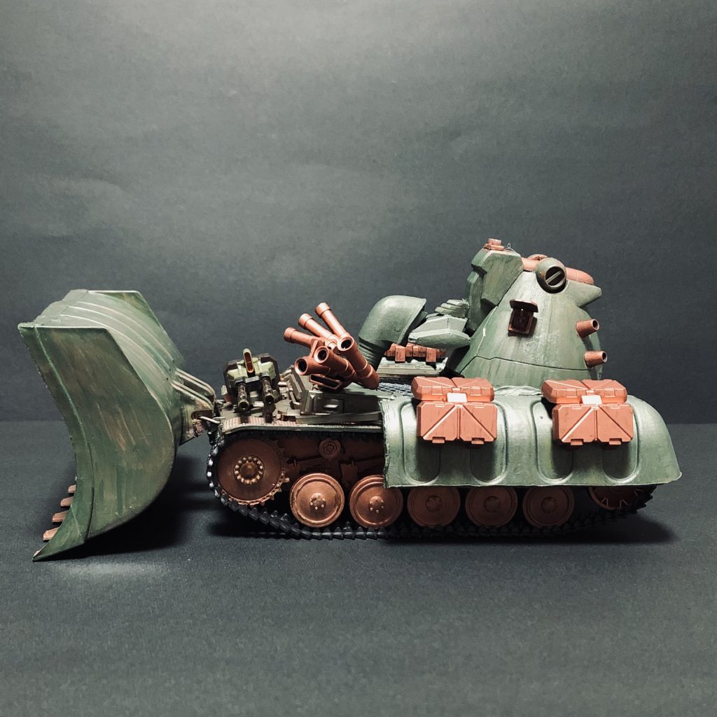 「マゼラベース単独運用のバリエーションとして考えられるのは、ドーザーブレードを装着した制圧兵器としての運用である」