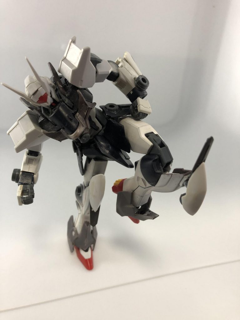 ニーナイフ。反対側にスラスターがあり、接近戦で敵の不意をつく…という設定。膝の3mmを隠そうと思って何となく作成しました。