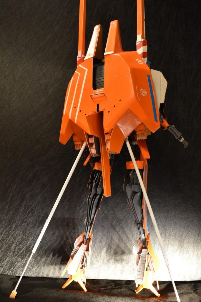 背面メインユニットこの部位と砲身が前に倒れ込む形で砲撃形態になる