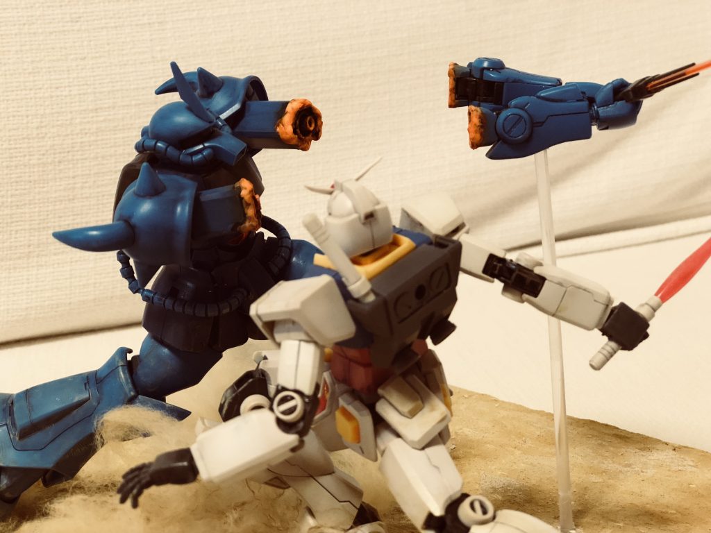 好きなアングルです。ガンダムとグフの目が合います。初代のMS戦は時代劇の殺陣ですね。だから名場面が生まれます。